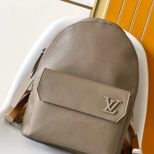 【p680 Chip】 M11625 M57079 Black M59325 Gray M21362 Dark Green The all-new Aerogram backpack redefines contemporary style with refined elegance.Crafted from supple calfskin reminiscent of vintage airmail envelopes, it features a matte metal logo. The main compartment and flap front pocket offer ample space for weekend getaways or urban explorations. Dimensions: 43 x 30 x 14 cm. 168650